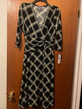 Robbie Bee Black & Cream Geometric Wrap Dress. Medium